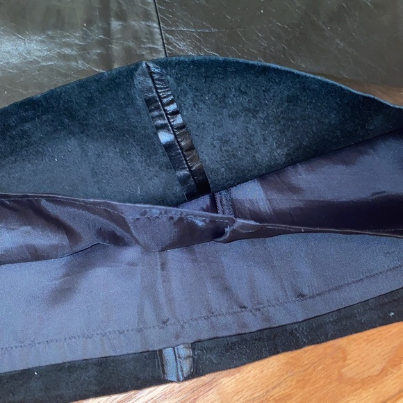 RARE✨Excellent Preworn Condition✨GAP Genuine Leather Skirt. Size 0. BLACK - Picture 2 of 10